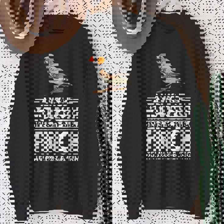 フィンチになれない限り、自分らしくいてください 面白いキンカチョウ スウェットシャツ 年配の女性への贈り物