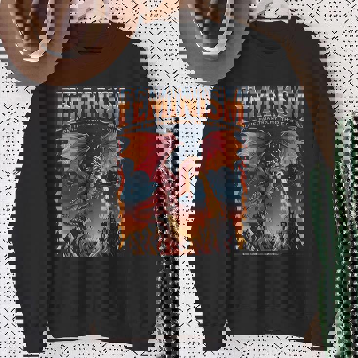 フェミニズム ドラゴン 家父長制を地面に燃やす フェミニスト スウェットシャツ 年配の女性への贈り物