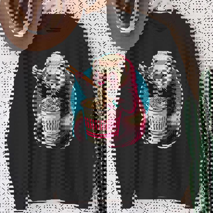 フェレットの飼い主かわいいカワイイアニメフェレットがラーメン丼シャツを食べる スウェットシャツ 年配の女性への贈り物