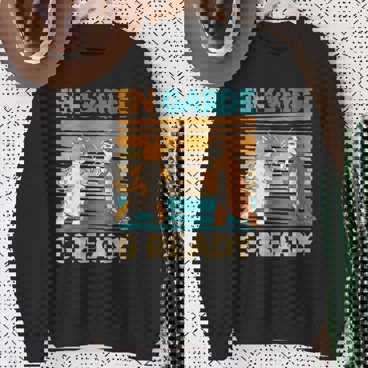 フェンシング猫ナマケモノファニーフェンサー スウェットシャツ 年配の女性への贈り物