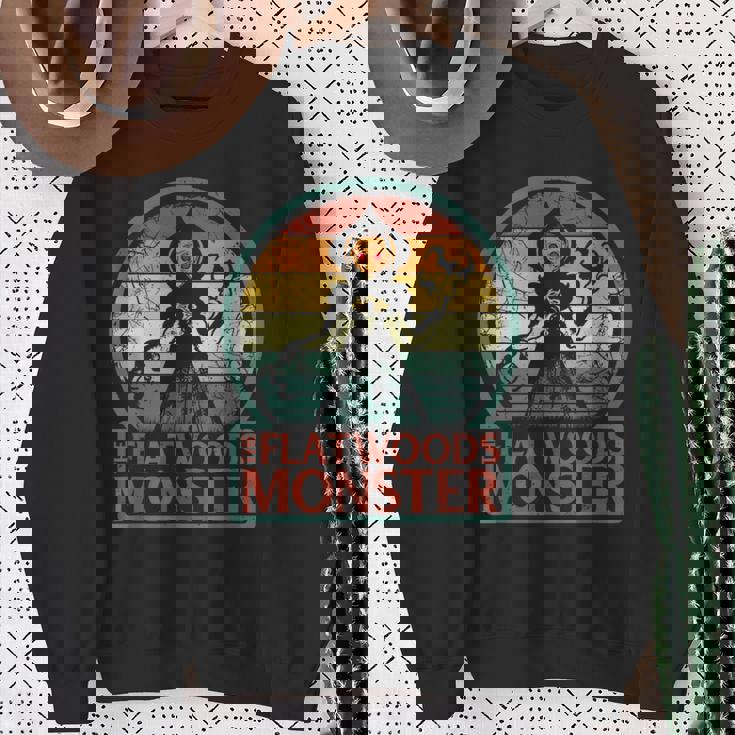 フラットウッズモンスター、レトロエイリアンブラクストン郡ウェストバージニア州クリプティッド スウェットシャツ 年配の女性への贈り物