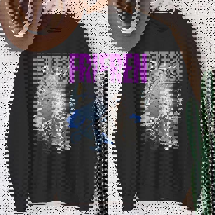 フリーレンと一緒にネモフィラの花園でくつろぐ時間。 スウェットシャツ 年配の女性への贈り物