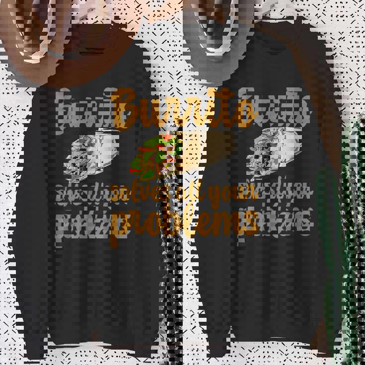 ブリトーはあなたの問題をすべて解決します Burritoolves All Your Problems スウェットシャツ 年配の女性への贈り物