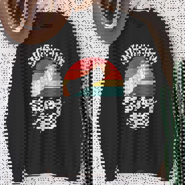 ブロークン・アーム・ストーリー $10 手の怪我 手首 面白い ヴィンテージ スウェットシャツ 年配の女性への贈り物