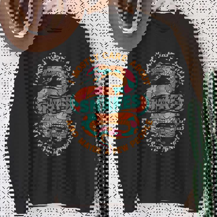 ヘビのお世話 面白い スウェットシャツ 年配の女性への贈り物