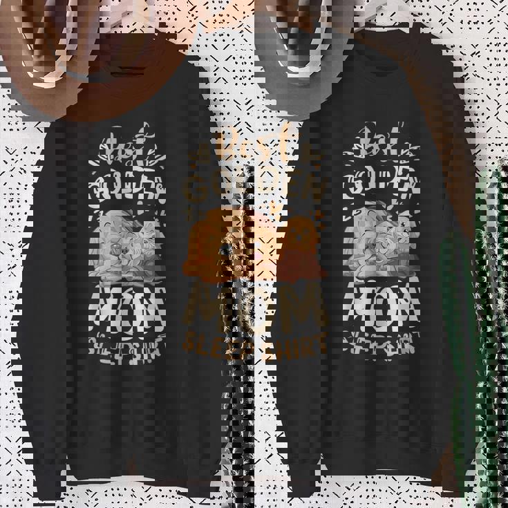 ベスト・ゴールデン・ママ、子犬とゴールデン・レトリーバー スウェットシャツ 年配の女性への贈り物