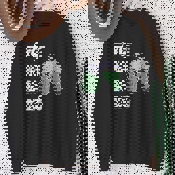 ベトナム ベトナム人 ベトナム語 モット・ハイ・バ・ドゾ ワン・ツー・スリー・チアーズ スウェットシャツ 年配の女性への贈り物