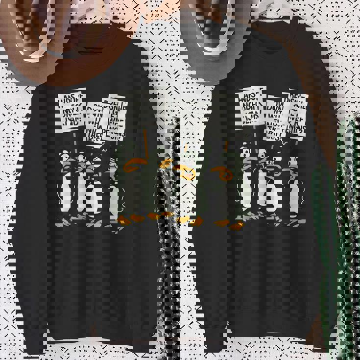 ペンギンの関税 聞いた島 ペンギンと一緒に立つ スウェットシャツ 年配の女性への贈り物