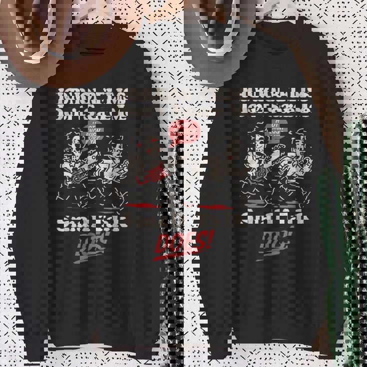 ホラー映画は怖がらない、小さな話をする、おもしろい不安 スウェットシャツ 年配の女性への贈り物