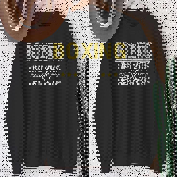 ボクシングハードワークと献身 キックボクシングジムボクサー スウェットシャツ 年配の女性への贈り物