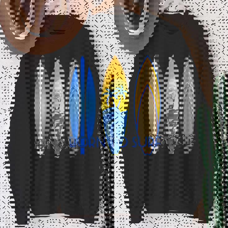 ボーン・トゥ・サーフ・サーフ・サーフィン・ザ・ウェーブ スウェットシャツ 年配の女性への贈り物