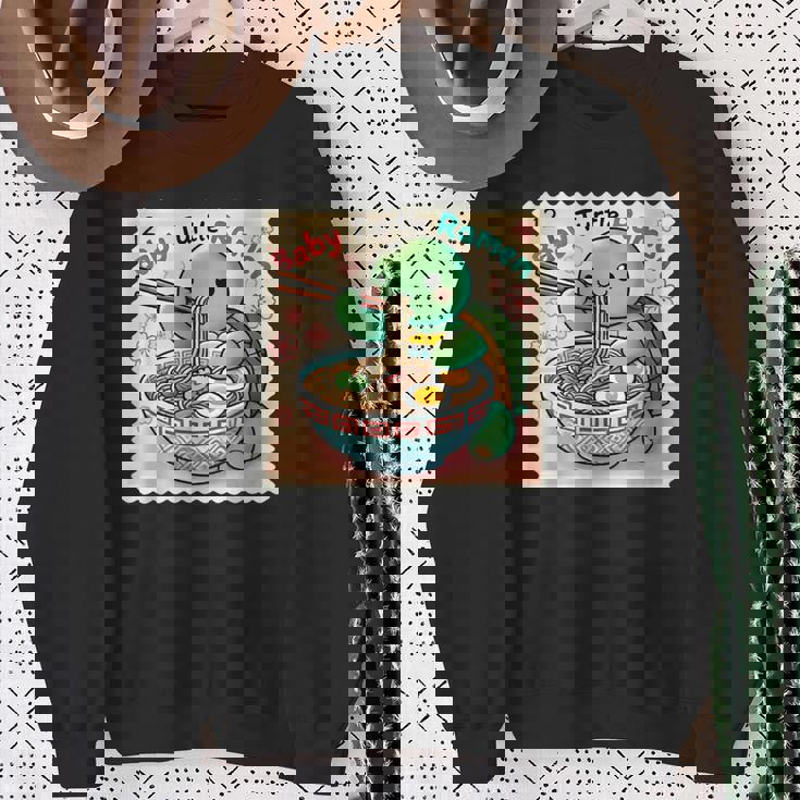 ポップ 和 アート 切手 かわいい 赤ちゃん 亀 ラーメン スウェットシャツ 年配の女性への贈り物