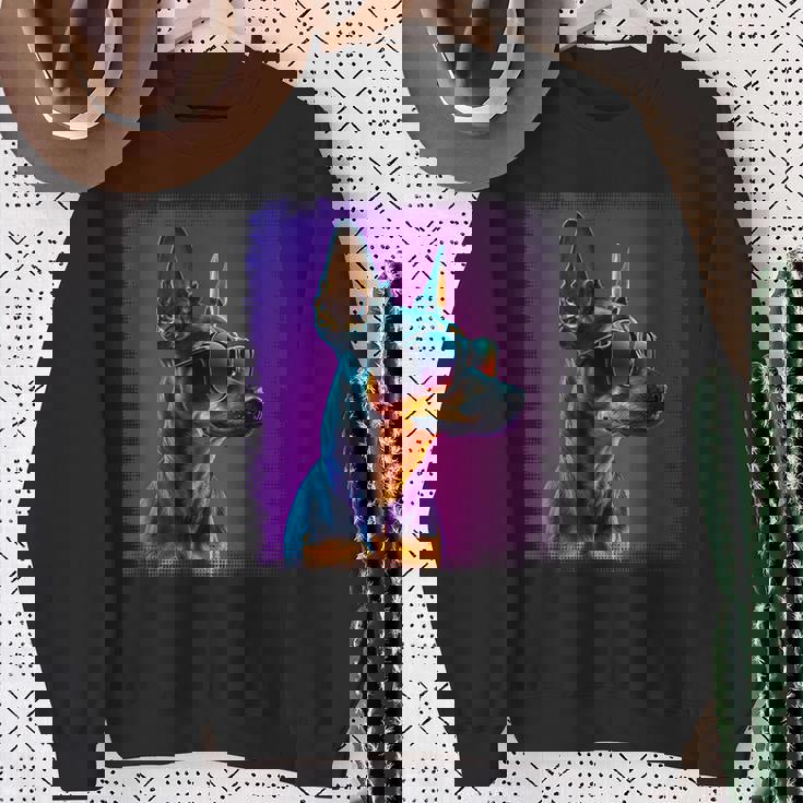 ミニピン 犬 オーナーのミニチュアピンシャーの漫画。 スウェットシャツ 年配の女性への贈り物