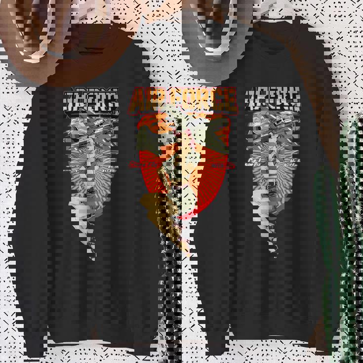 ミリタリーピンナップガール。 スウェットシャツ 年配の女性への贈り物