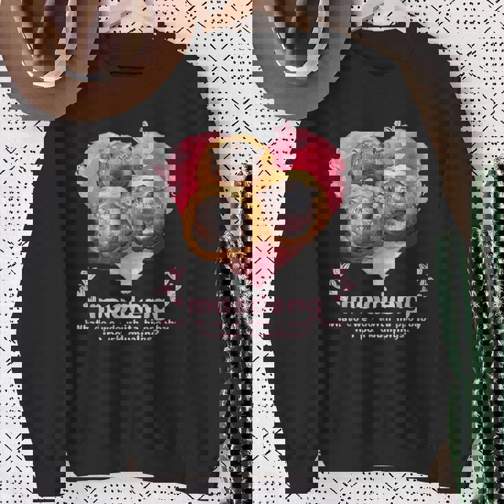 ムーデン君が 豚肉団子 になっちゃった！可愛いカバの赤ちゃん スウェットシャツ 年配の女性への贈り物