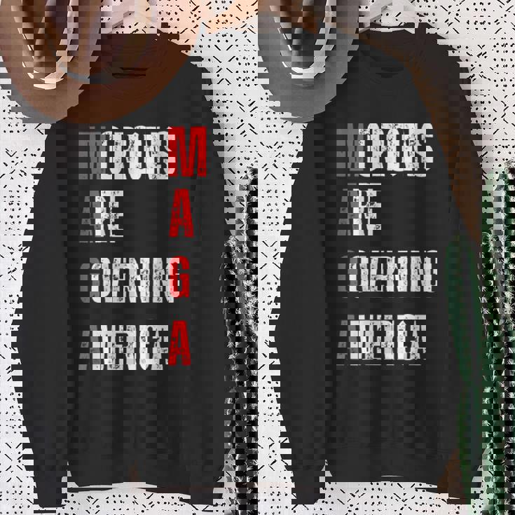 モロンはアメリカを支配している政治的ユーモアの自由のスピーチ スウェットシャツ 年配の女性への贈り物