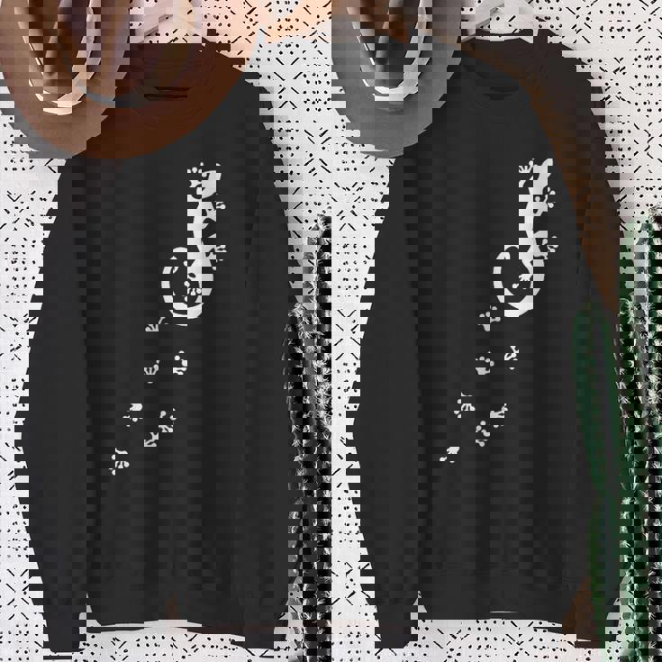 ヤモリ、トカゲ、サンショウウオ、爬虫類、動物、幸運、運勢、 足跡、足 スウェットシャツ 年配の女性への贈り物