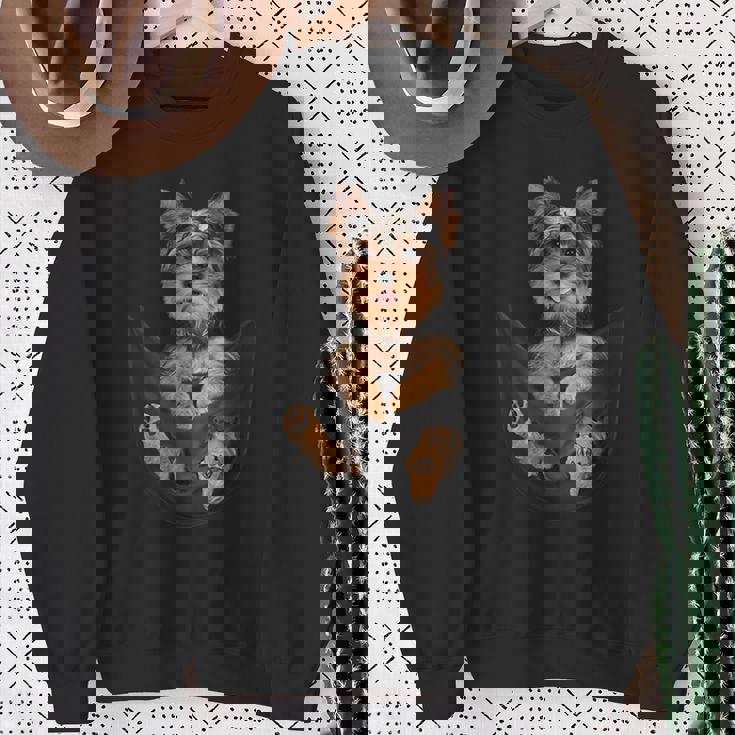 ヨークシャーテリアをポケットに入れて、ヨーキー犬愛好家に。 スウェットシャツ 年配の女性への贈り物