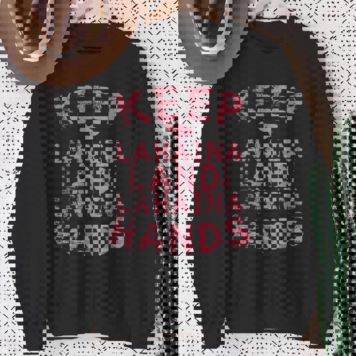 ラハイナの土地をラハイナの手元に残し、ハワイのマウイ島のために祈りましょう スウェットシャツ 年配の女性への贈り物