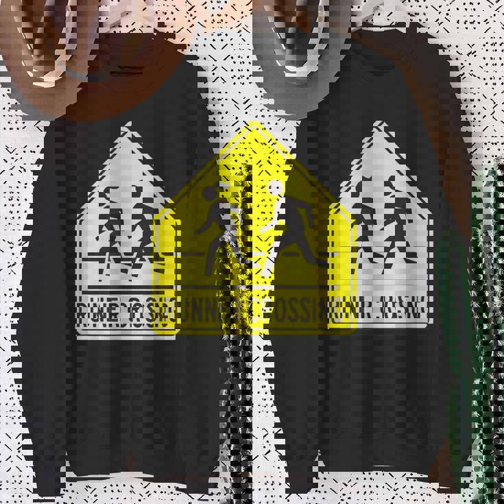 ランナー クロッシング サイン モチベーションを高める 面白い ランニング スウェットシャツ 年配の女性への贈り物