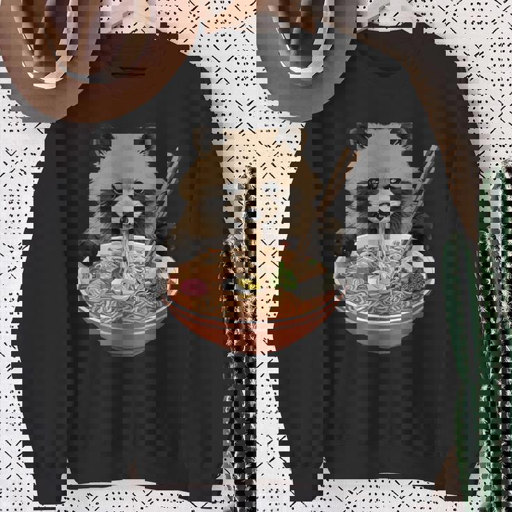 ラーメンたぬき タヌキ おもしろ ユニーク 動物 アニマル 狸 漢字 麺 グラフィック イラスト アニメ スウェットシャツ 年配の女性への贈り物