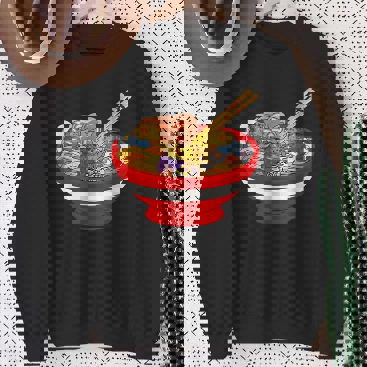 ラーメンを食べる三匹のかわいいカエルのお揃い アニメ恋人 食通 スウェットシャツ 年配の女性への贈り物