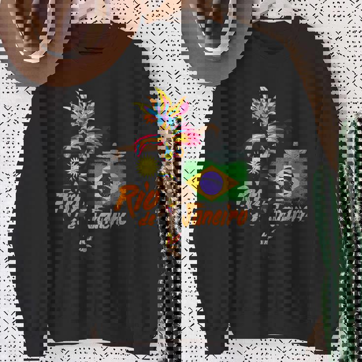 リオデジャネイロブラジルヴィンテージサンバカーニバルダンサーと旗 スウェットシャツ 年配の女性への贈り物