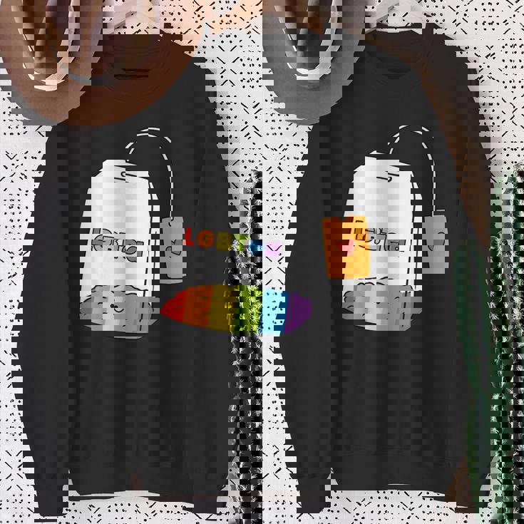 レインボーティーカップ Lgbtea Pride 愛らしいlgbtqプライド月間。 スウェットシャツ 年配の女性への贈り物