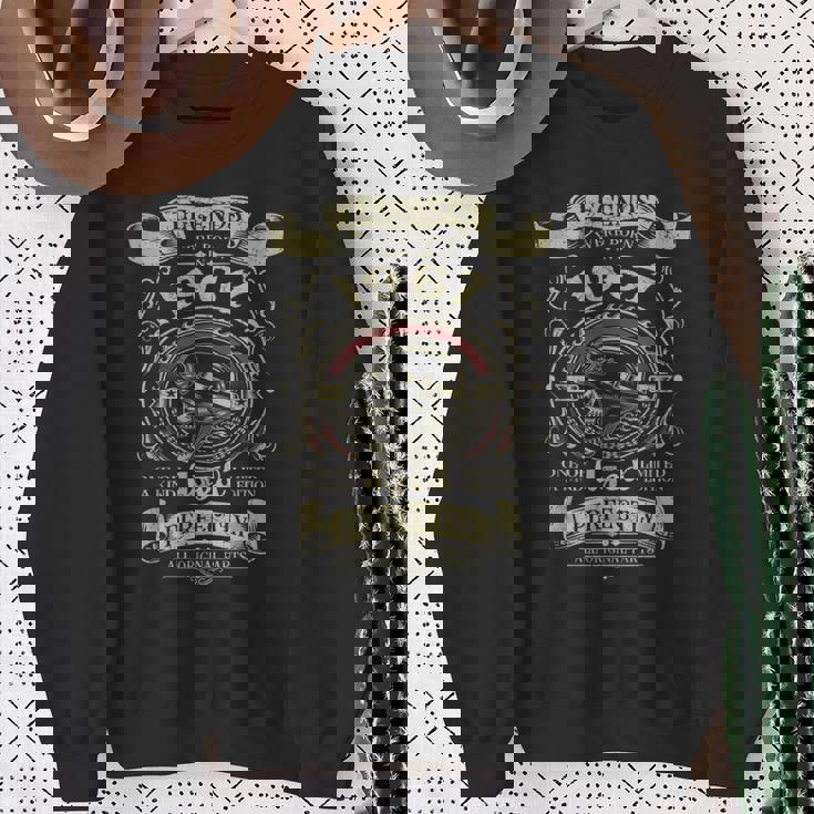 レジェンドは1967年56歳の誕生日のバイカーバイクに生まれました。 スウェットシャツ 年配の女性への贈り物