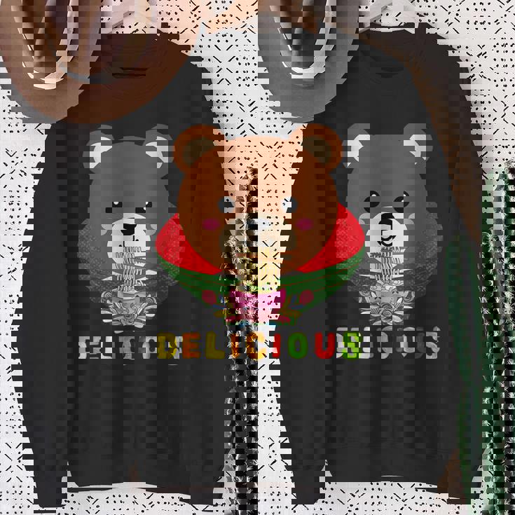 レッサーパンダ食べるラーメン5 スウェットシャツ 年配の女性への贈り物