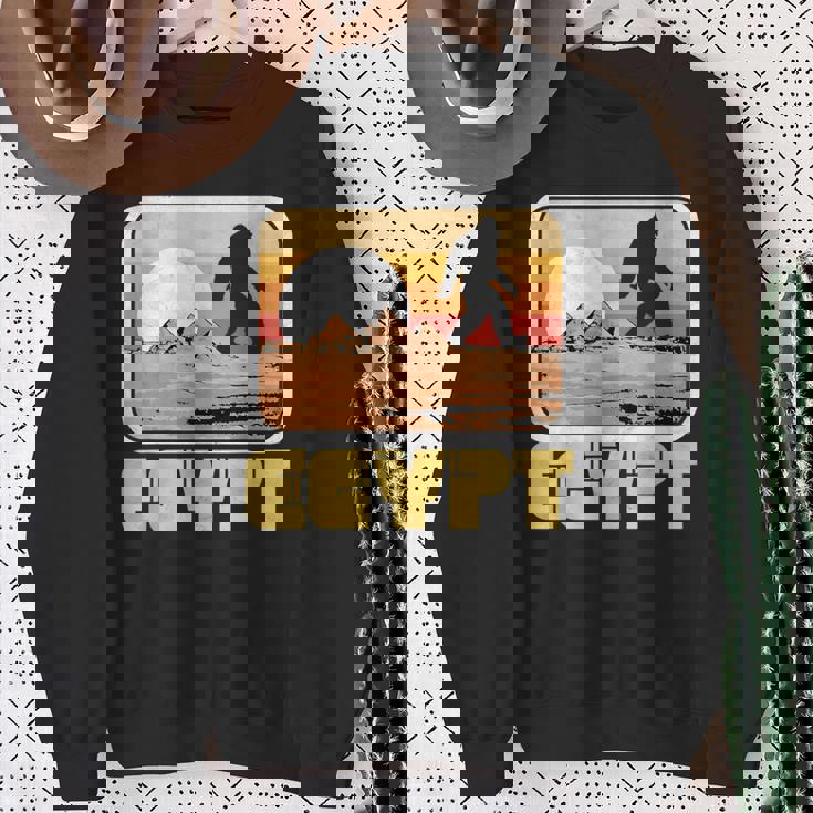 レトロ ビッグフット & ピラミッド エジプト サスカッチ グラフィック スウェットシャツ 年配の女性への贈り物