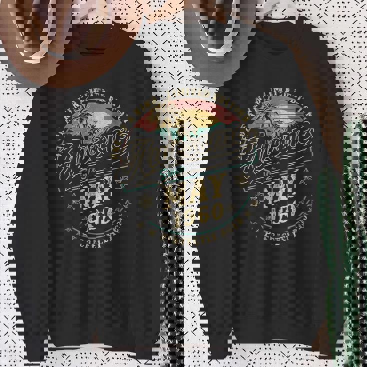 レトロな65歳の男性向け誕生日プレゼント。1960年5月、65歳。 スウェットシャツ 年配の女性への贈り物