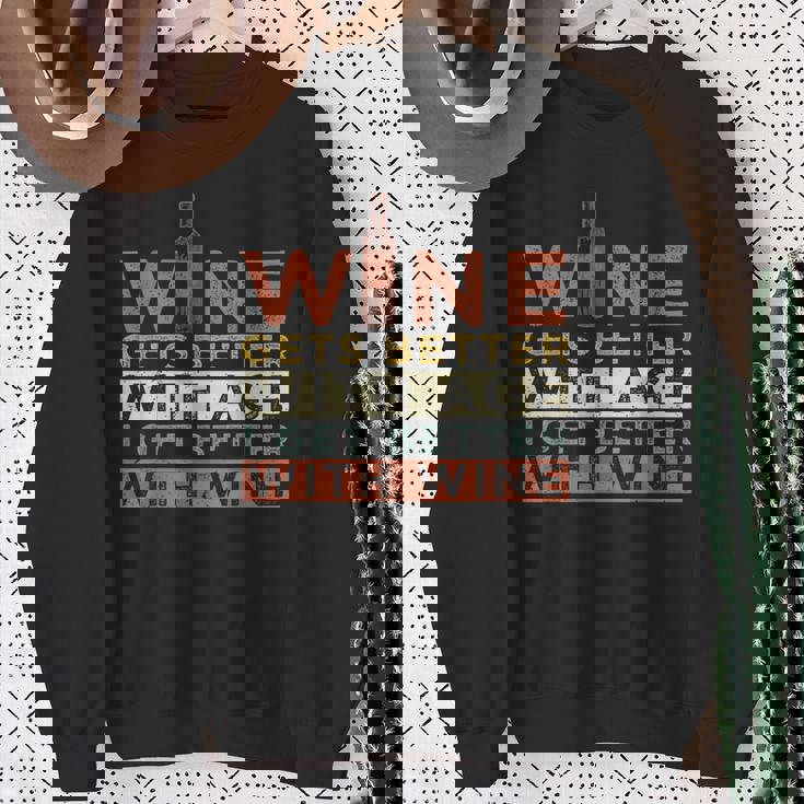 ワインは年を重ねるごとに良くなる私はワインと共に良くなる スウェットシャツ 年配の女性への贈り物