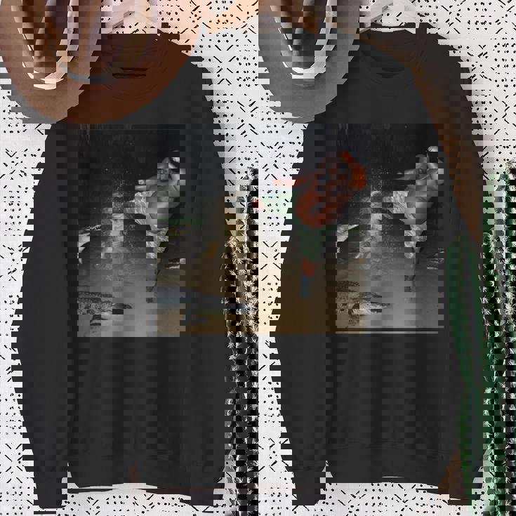 ワニを蹴る男 スウェットシャツ 年配の女性への贈り物