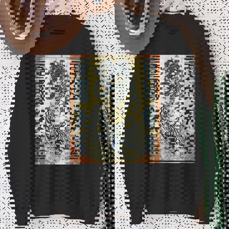 ヴィンテージ ドラゴン ファイティングタイガー スウェットシャツ 年配の女性への贈り物