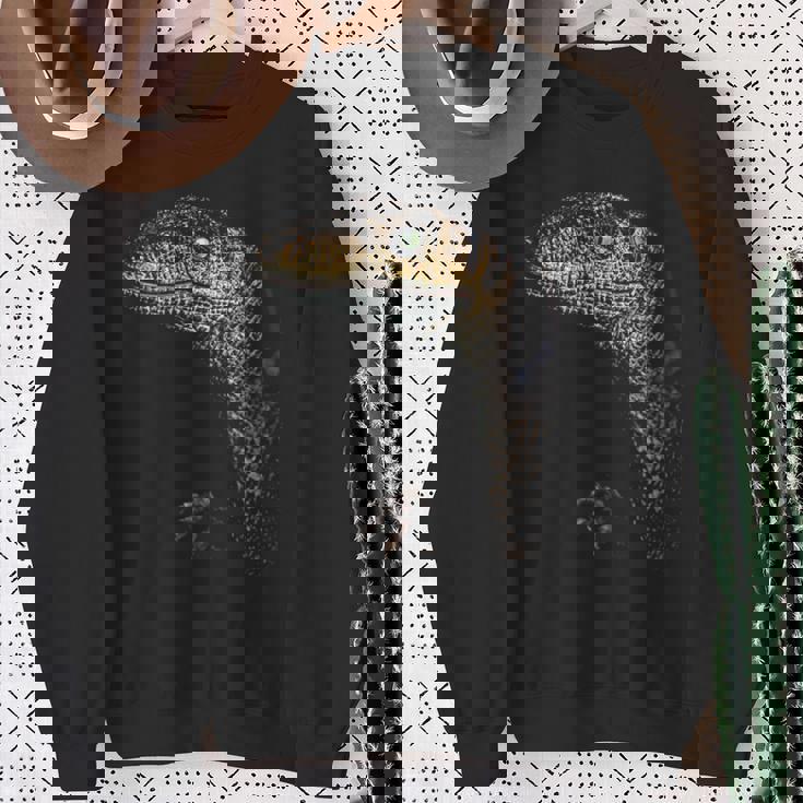 ヴェロキラプトル恐竜狩りリアルなグラフィックデザイン スウェットシャツ 年配の女性への贈り物