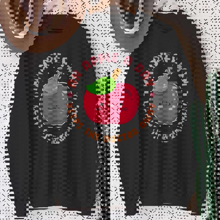 一日のリンゴは医者を遠ざけます スウェットシャツ 年配の女性への贈り物