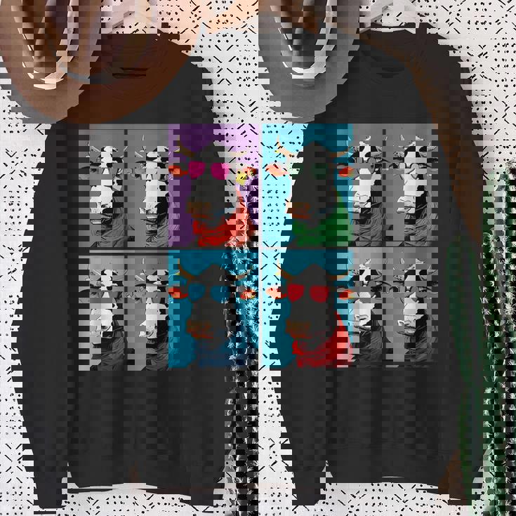 不機嫌そうな牛、エッジの効いた牛のグラフィックデザイン 牛好き向け スウェットシャツ 年配の女性への贈り物