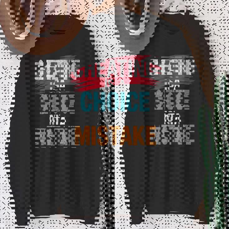 不正行為は選択であり、間違いではない詐欺師失恋のチート スウェットシャツ 年配の女性への贈り物