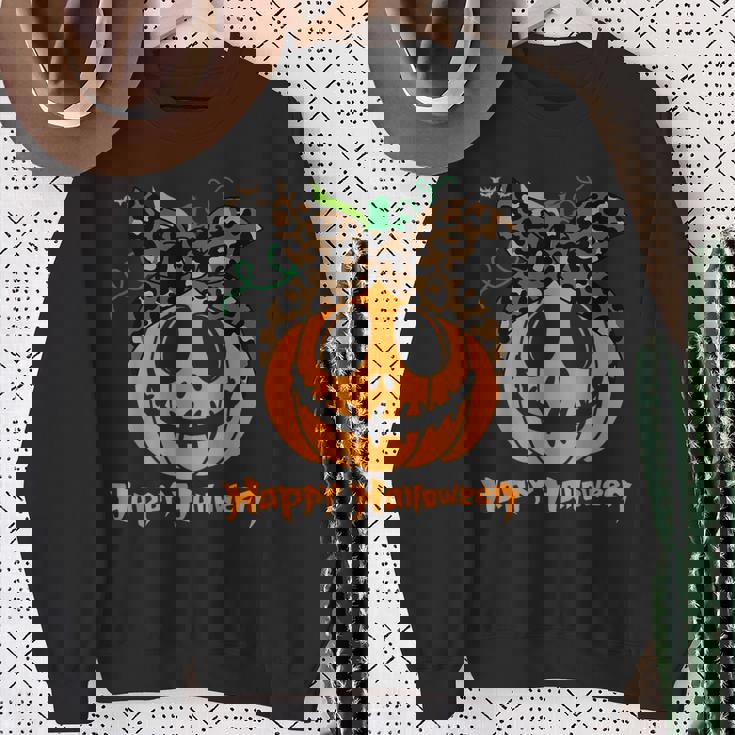 不気味なカボチャ ヒョウ柄 乱雑なお団子 ハロウィン 面白い スウェットシャツ 年配の女性への贈り物