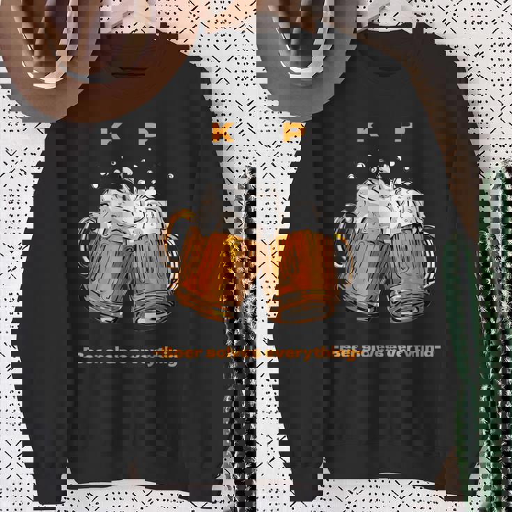 乾杯ビールは全てを解決する ビール 夏 乾杯 Kp ジョッキ 生ビール スウェットシャツ 年配の女性への贈り物