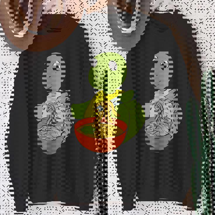 亀がラーメンを食べる 和食 スウェットシャツ 年配の女性への贈り物