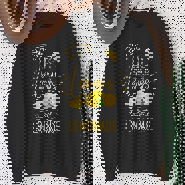 人生があなたにレモンを与えるとき、レモネードギフトを作る スウェットシャツ 年配の女性への贈り物