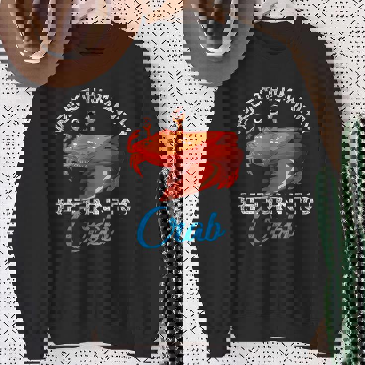 人類を拒絶するカニに戻る進化カニを抱きしめろ スウェットシャツ 年配の女性への贈り物