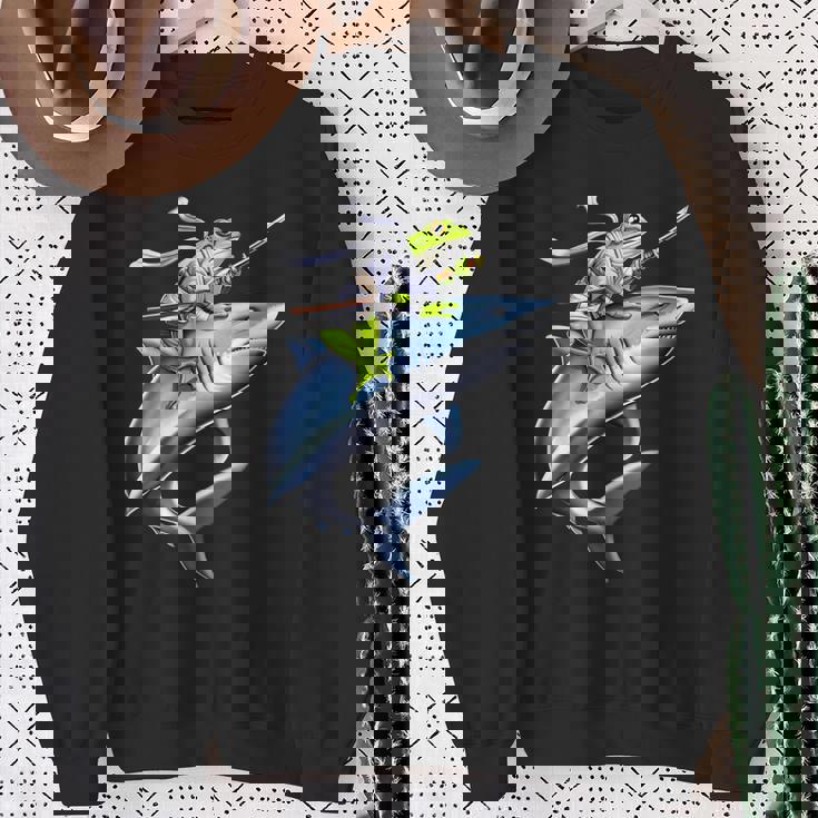 侍ニンジャカエルがサメに乗る日本の戦士面白い スウェットシャツ 年配の女性への贈り物