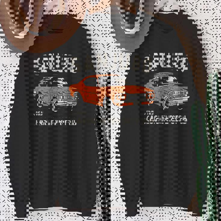 傘寿祝い 車好き お父さん 男性 クラシックカー 80歳 Classic Never Gets Old スウェットシャツ 年配の女性への贈り物