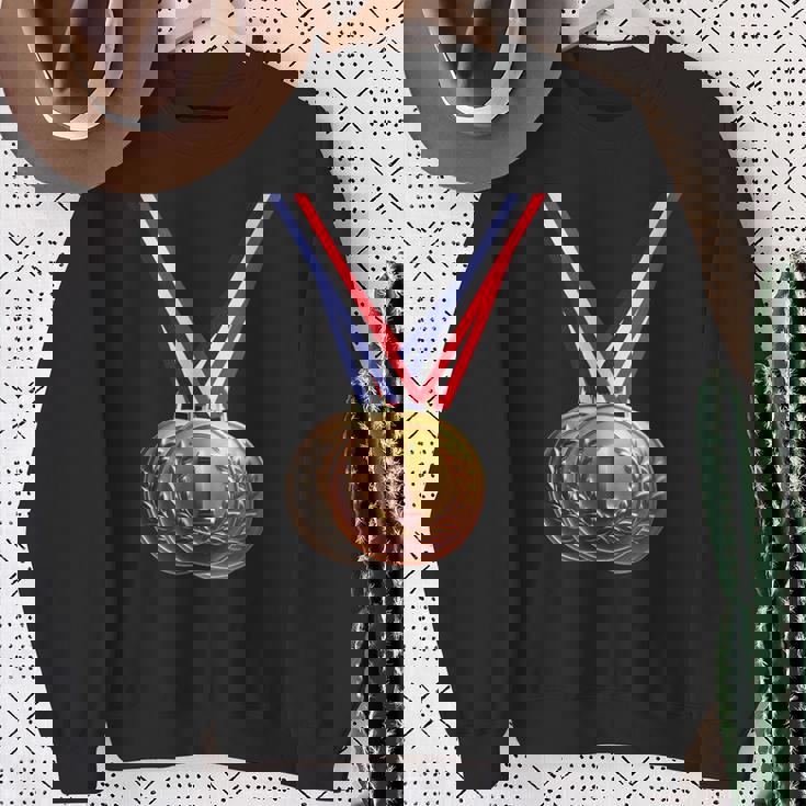 優勝者の学校チームとチャンピオンのための金メダル。 スウェットシャツ 年配の女性への贈り物