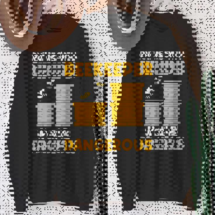 収穫養蜂家 これらを植えてミツバチを救いましょう スウェットシャツ 年配の女性への贈り物