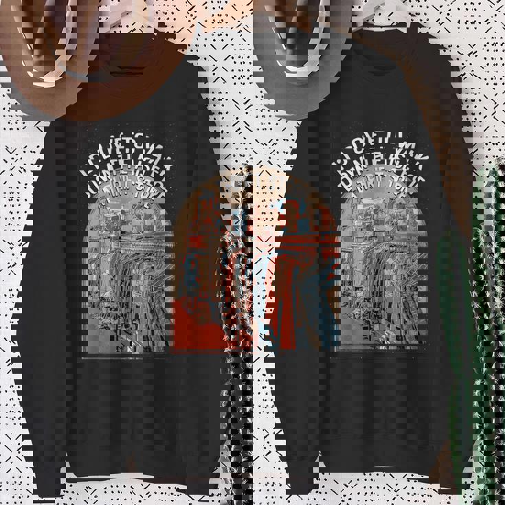 古着屋の通路を歩く面白い古着愛好家 スウェットシャツ 年配の女性への贈り物