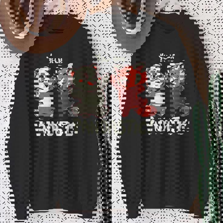 君はパンダスティックだよハイタッチのレッサーパンダとパンダ スウェットシャツ 年配の女性への贈り物